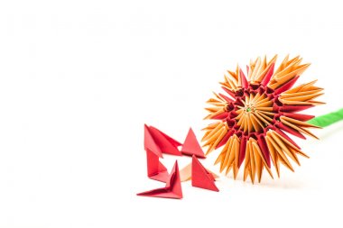 Modüler origami çiçek ile beyaz arka plan üzerinde izole blok