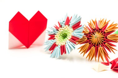Modüler origami çiçek beyaz arka plan üzerinde izole kağıt valentine ile