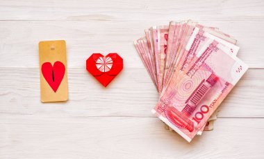 para kavramı. paket beyaz rustik arka plan woth origami kalp üzerinde Çin para birimi