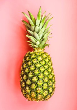 Pembe arka planda ananas