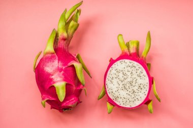 Pitahaya ile yapılmış yaratıcı düzeni. Düz yatıyordu. Gıda kavramı. dragonfruit pembe bir arka plan üzerinde.