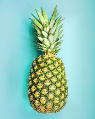 Mavi arkaplanda ananas
