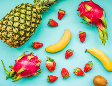 mavi arka plan üstten görünüm üzerinde izole tropikal meyve