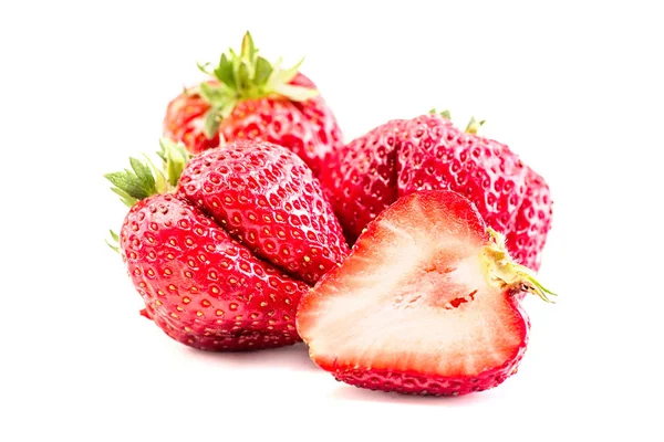 Eine Reihe von frischen Erdbeeren isoliert auf weißem Hintergrund. — Stockfoto