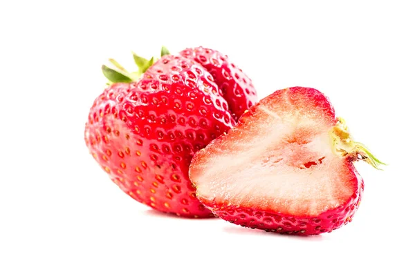 Eine Reihe von frischen Erdbeeren isoliert auf weißem Hintergrund. — Stockfoto