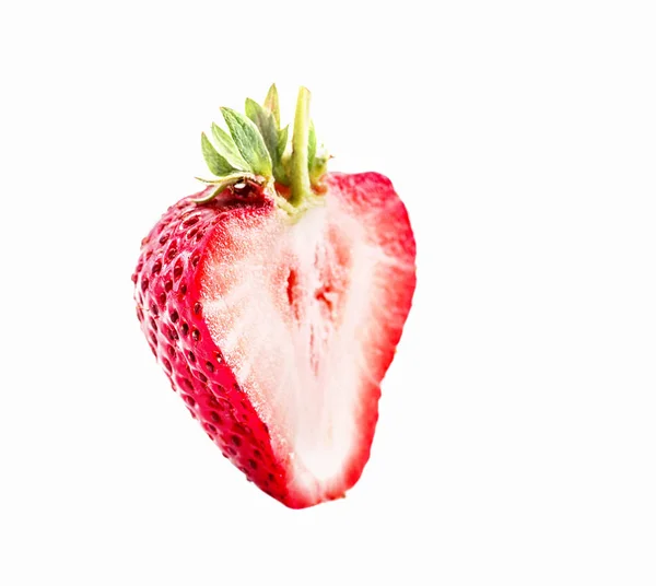 Hälfte der reifen Erdbeere isoliert auf weißem Hintergrund — Stockfoto