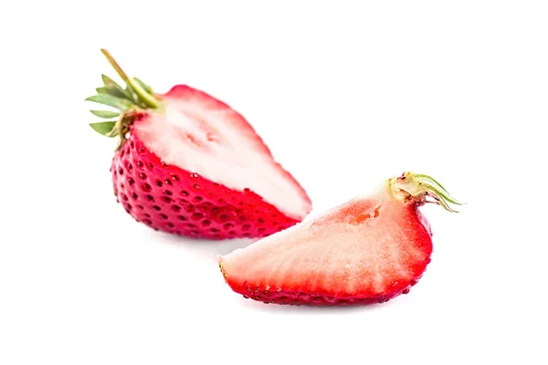 Eine Reihe frisch geschnittener Erdbeeren isoliert auf weißem Hintergrund. — Stockfoto