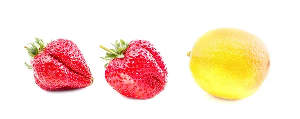 Vereinzelte Früchte. Zitrone und zwei Erdbeeren isoliert auf weißem Hintergrund — Stockfoto