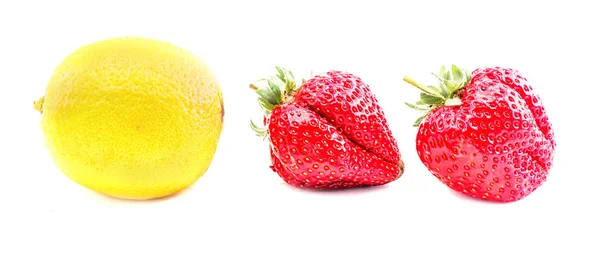 Vereinzelte Früchte. Zitrone und zwei Erdbeeren isoliert auf weißem Hintergrund — Stockfoto