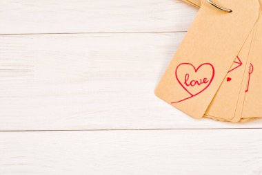 Beyaz ahşap zemin üzerinde pembe çizimler sevgiyle etiket kağıdı