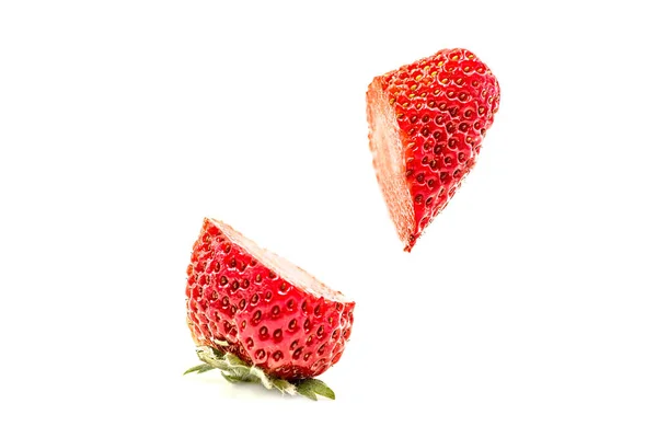 Erdbeere in Stücken in der Luft. in Scheiben geschnittene Erdbeere schwebt auf Luft isoliert auf weißem Hintergrund — Stockfoto