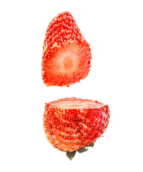 Geschnittene Erdbeere in der Luft isoliert auf weißem Hintergrund — Stockfoto