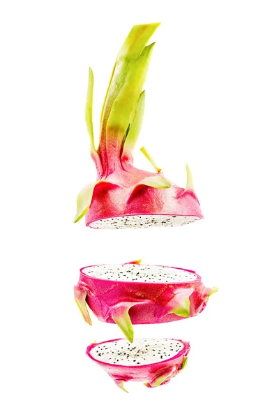 Fette di frutta drago rosso e bianco o pitaya isolato su sfondo bianco — Foto Stock