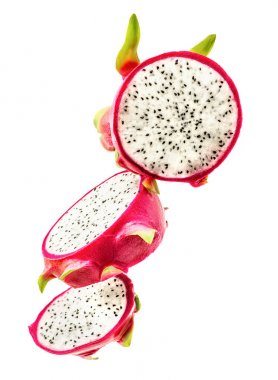 Hava beyaz arka planda yüzen dilimlenmiş kesme dragonfruit izole