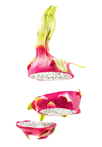 Kırmızı ve beyaz dragon meyve veya beyaz arka plan üzerinde izole pitaya dilimler