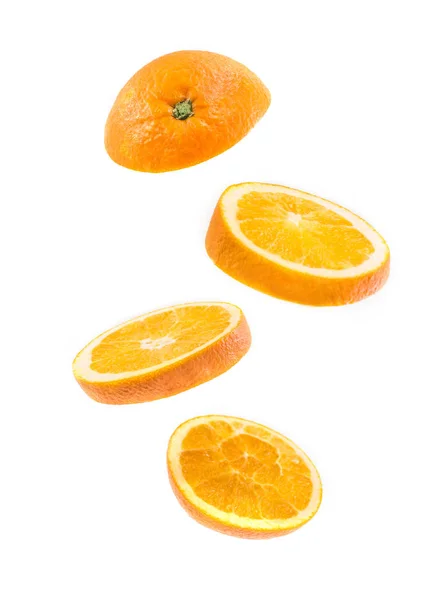Scheiben fliegen orange isoliert auf weißem Hintergrund. Orange in Stücke schneiden, isoliert auf weißem Hintergrund. Leichtsinnige Früchte schweben in der Luft. — Stockfoto
