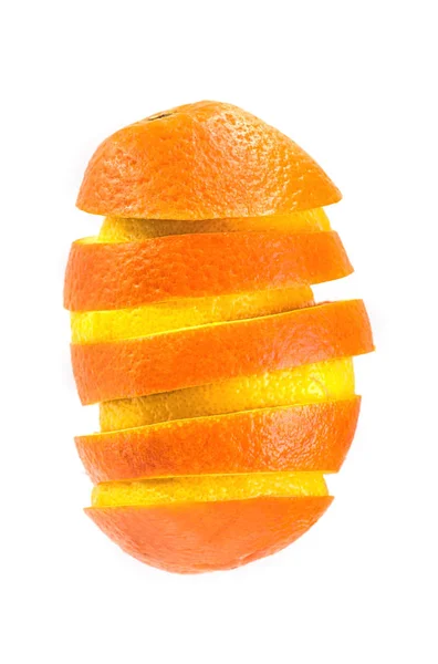 W plasterkach latający pomarańczy i cytryny na białym tle. pomarańcze i cytryny mieszanki kawałki owoców formone. cytrynowy i pomarańczowy creative mix — Zdjęcie stockowe