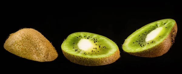 Kiwi em fatias isoladas sobre fundo preto. três fatias de kiwi isolado em preto — Fotografia de Stock