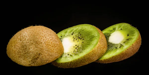 Kiwi em fatias isoladas sobre fundo preto. três fatias de kiwi isolado em preto — Fotografia de Stock