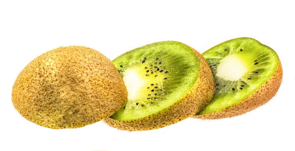 Plakjes rijpe kiwi fruit geïsoleerd op witte achtergrond — Stockfoto