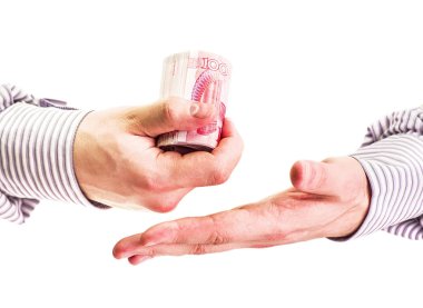Adam eller gömlek beyaz arka plan üzerinde izole Çin para birimi yuan para sayma ile