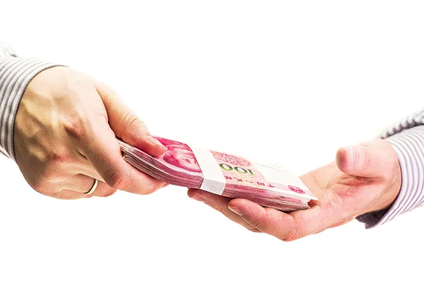 Mãos homem segurando contas yuan chinês isolado em branco — Fotografia de Stock