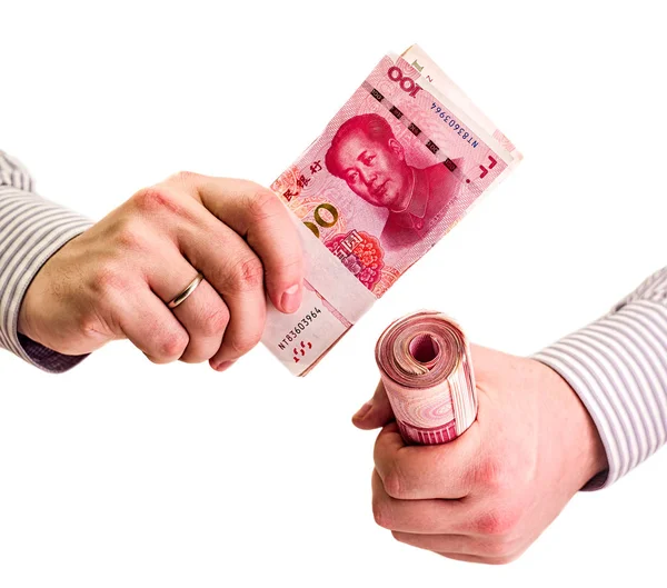Mãos homem segurando contas yuan chinês isolado em branco — Fotografia de Stock