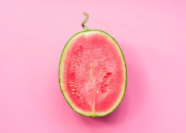 meyve yaratıcı düzeni. bir karpuz yarım açık pembe