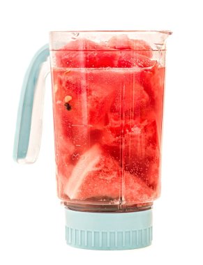 karpuz ve maden suyu bir karıştırıcıda. bir güler yüzlü bir karıştırıcıda yapma. Blender ile beyaz arka plan üzerinde izole karpuz