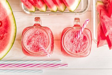 yaz içecekler kavramı. karpuz dilimleri ve mason kavanoz Beyaz ahşap arka plan üstten görünüm üzerinde iki smoothies. karpuz ve smoothies beyaz üstten görünüm üzerinde yaratıcı düzenini