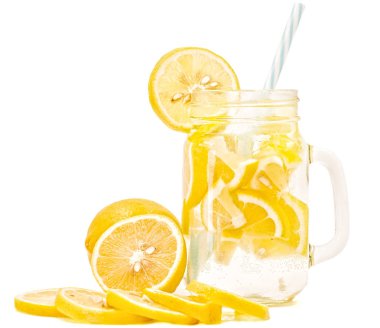 limonata bir içme ile bir mason kavanoza hasır üzerinde beyaz izole limon dilimleri ile dekore edilmiş