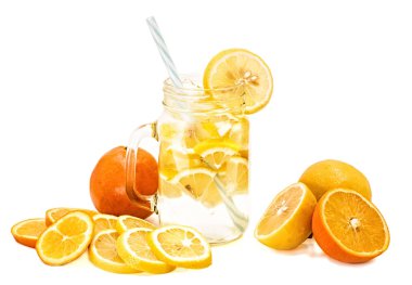 limonata bir içme ile bir mason kavanoza hasır üzerinde beyaz izole portakal ve limon dilimleri ile dekore edilmiş