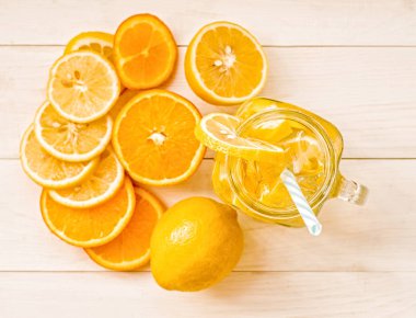 dilim narenciye portakal ve limon üstten görünüm ahşap arka plan üzerinde bir içme ile bir mason kavanoza limonata saman süslenmiş