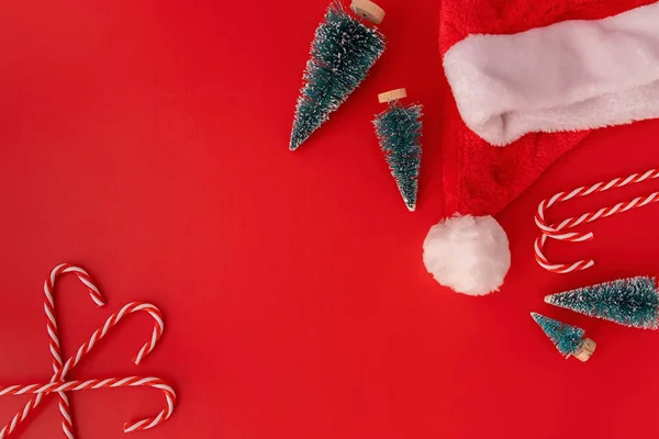 크리스마스 장식용 사탕, 전나무, 당밀등붉은 배경 위의 맨 위 그림 — 스톡 사진