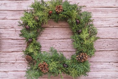 El ahşap arka plan üstten görünüm Noel çelenk yapımı