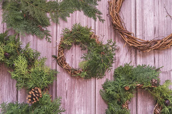 Рождественские венки ручной работы на деревянном фоне — стоковое фото