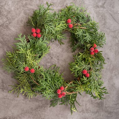 Koyu arkaplan görünümlü el yapımı Noel çelengi