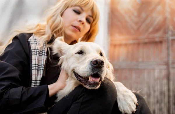Blonde Frau umarmt ihren Retriever-Hund — Stockfoto