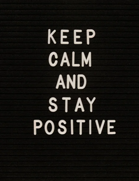 Słowa Keep Calm And Stay Positive on black felt letter board — Zdjęcie stockowe