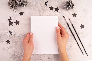 Model yap. Sanatçı çalışma alanı beyaz tablo üst görünüm düz yatıyordu