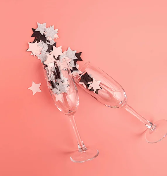 Copas de champán sobre fondo rosa con confeti —  Fotos de Stock