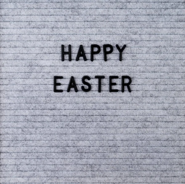 Las palabras Feliz Pascua en cartón fieltro gris — Foto de Stock