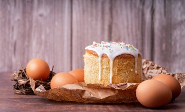 Ahşap arka planda yumurtaları olan Paskalya Keki