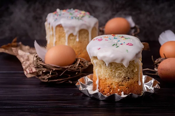 Hausgemachte Ostertorte mit weißem Zuckerguss verziert mit Eiern auf dunklem Hintergrund — Stockfoto