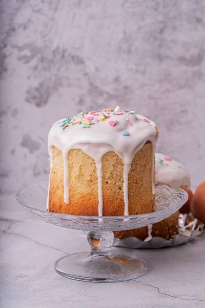 白い大理石の背景のビューに卵とイースターケーキ — ストック写真