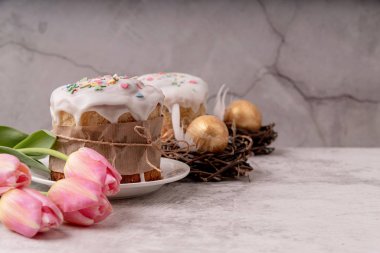 Laleli Paskalya pastaları ve renkli yumurtalar.