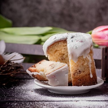 Koyu kırsal arka planda jöleli Paskalya pastası