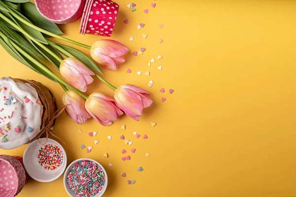 Osterkuchen mit Tulpen, Eiern und Backwaren Draufsicht auf gelbem Hintergrund mit Kopierraum — Stockfoto