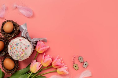 Paskalya pastası laleli ve yumurtalı pembe arka plan manzaralı fotokopi odası olan.