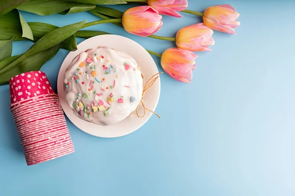 Osterkuchen mit Tulpen auf blauem Hintergrund von oben flach mit Kopierraum — Stockfoto